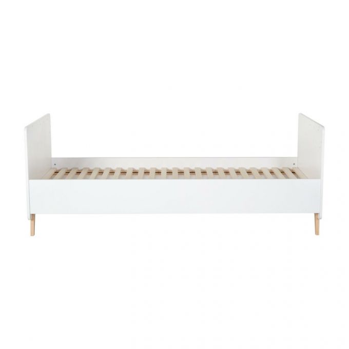 Cuna convertible en cama blanca